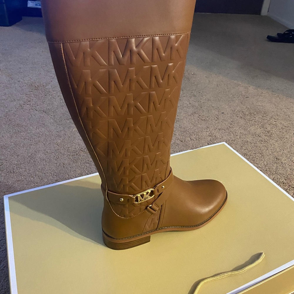 I bought these for my birthday and they were too small. Never been worn.